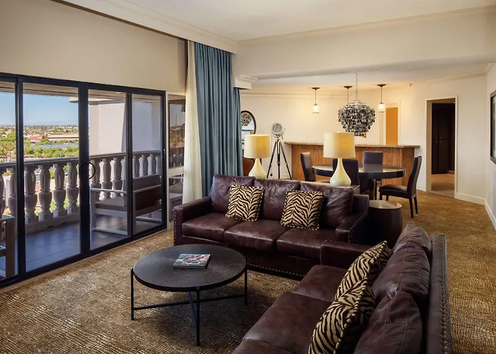 Doubletree By Hilton Phoenix Hotel